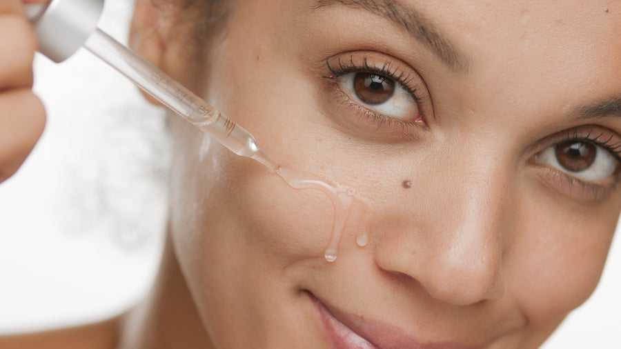 “Sérum facial concentrado con ingredientes activos para mejorar la firmeza y luminosidad de la piel.”